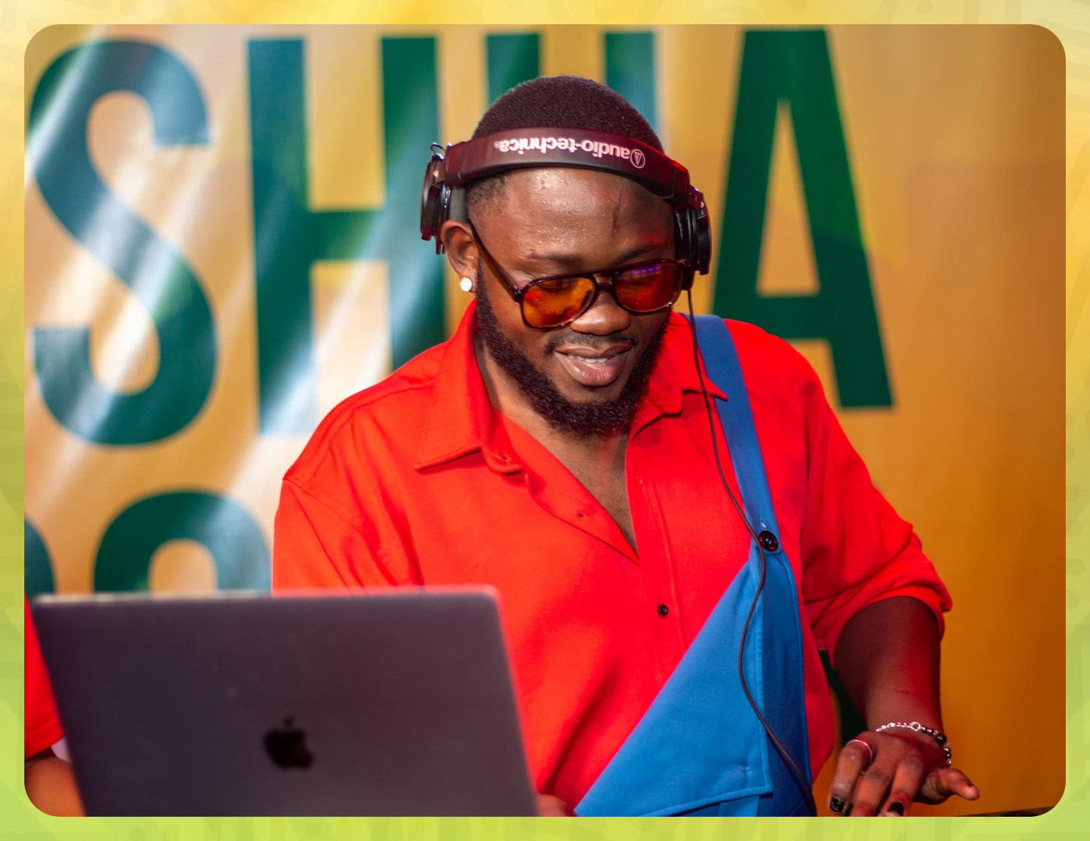 tus Billboard Mockup 2